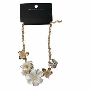 ☀️3 for 24☀️ White Flower Necklace